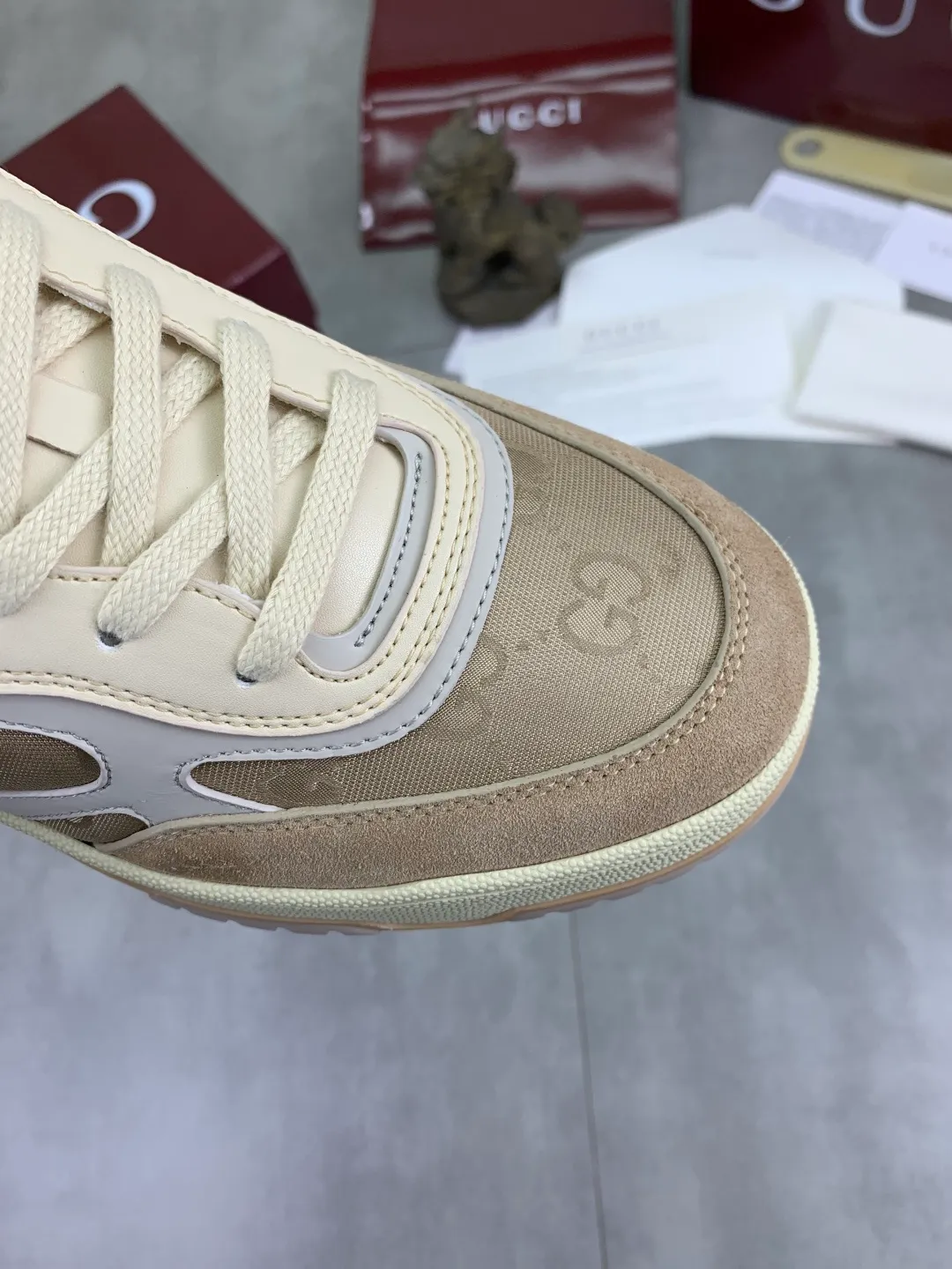 Men's men's shoes 💰P542 new Gucci Gucci couple 🧑‍🤝‍🧑 autumn and winter low-end catwalk casual sneakers, top version! Oil edge craftsmanship. New model for early spring, creating a perfect style, cool and sassy, ​​c-position fashionable wear, classic shoe style with retro and futuristic feel, showing exquisite texture! Open mold to customize high-density outsole. Comes fully packaged. Size: 35-45 Fabric: Imported calfskin punching Lining: Imported original towel lining